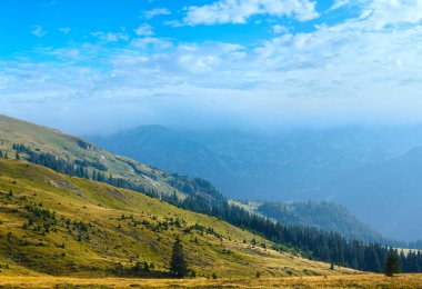 Yaz görünümünden transalpina road (Güney Karpatlar, Romanya).