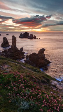 Sunset Arnia Beach (İspanya, Atlantik Okyanusu) kıyı şeridi manzara.