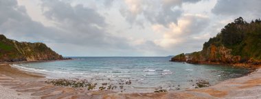 Sandy Cadavedo plaj. Yaz Atlantik Okyanusu kıyısında, Asturias, İspanya. İki tane dikiş yüksek çözünürlüklü panorama. 