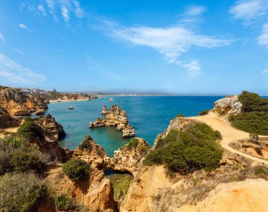 Ponta da Piedade (grup kıyı şeridi boyunca kaya oluşumları Lagos şehir, Algarve, Portekiz).