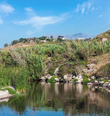 Çakıl plajı denizde küçük nehir akar. Kuzey Sicilya Tiren Denizi kıyı şeridi, İtalya.
