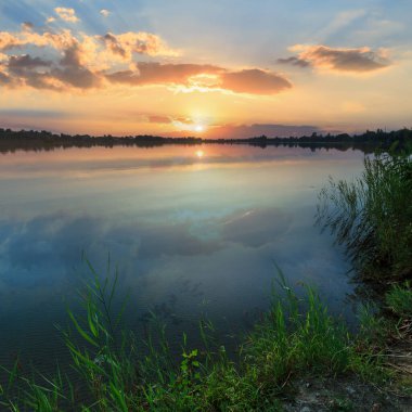 Güzel yaz akşam gün batımı göl kıyısında sakin. Sakin ülke hayatı, kamp, balıkçılık Eko Dostu turizm kavramı.