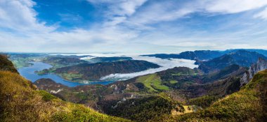 Resimli sonbahar Alpleri dağ gölleri Schafberg bakış açısından, Salzkammergut, Yukarı Avusturya. Güzel seyahat, yürüyüş, mevsimlik ve doğa güzelliği konsepti.