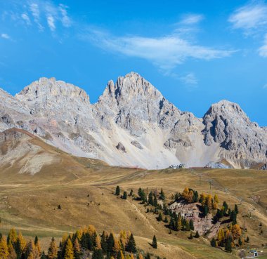 San Pellegrino Geçidi çevresinden, Trentino 'dan, Dolomites Alplerinden, İtalya' dan Dolomites Dağı manzaralı. Resimli seyahat, mevsimlik ve doğa güzelliği konsepti.