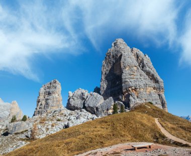 Güneşli sonbahar Dolomitleri kayalık dağ manzarası, Sudtirol, İtalya. Cinque Torri (Beş Sütun veya Kule) ünlü kaya oluşumu. Resimli seyahat, mevsimlik yürüyüş, doğa güzelliği konsepti.