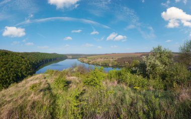 Dnister Nehri Kanyonu 'nun muhteşem bahar manzarası. Resimli kayalar, tarlalar, çiçekler. Shyshkovi Gorby, Nahoriany, Chernivtsi bölgesi, Ukrayna.