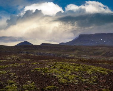 Batı İzlanda Highlands, Snaefellsnes yarımadası, Snaefellsjokull Ulusal Parkı 'ndaki otomobil gezisine bakın. Dağlarla, kraterlerle, göllerle, çakıl yollarıyla muhteşem volkanik tundra manzarası.