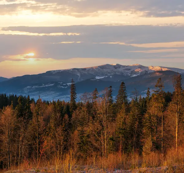 秋末山郊上空美丽的日出 乌克兰喀尔巴阡山脉和平旅游 自然与乡村美景概念景观 — 图库照片