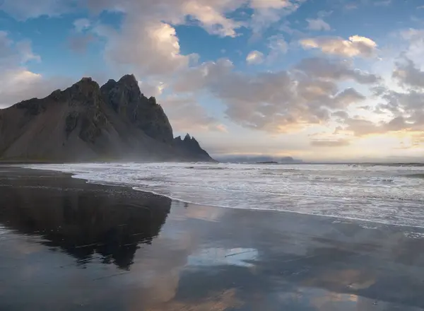 Sunrise Stokksnes Udde Havet Stranden Och Vestrahorn Mountain Med Sin — Stockfoto