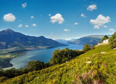 Alp Como Gölü yaz görünümünden dağın tepesinde (İtalya)