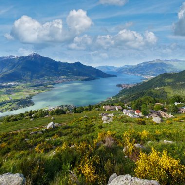 Alp Como Gölü yaz görünümünden dağın tepesinde (İtalya)