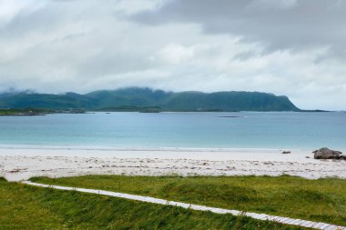ramberg (Norveç, lofoten, beyaz kum plaj yaz bulutlu görünüm).