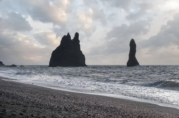 有名な黒砂の海のビーチと絵のように美しい玄武岩列 ヴィク 南アイスランド 空を飛ぶ鳥 — ストック写真