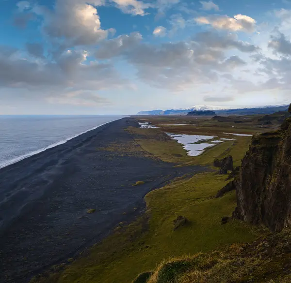 피콜로 가을철 아이슬란드의 케이프 포인트 Dyrholaey Cape Viewpoint 끝없는 화산암 스톡 사진