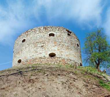 terebovlia kalesi kalıntıları (ternopil oblast, Ukrayna) görünümünü bahar. 1366 yılında inşa.