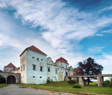 Yaz akşam görünümü svirzh Kalesi (lviv oblast, Ukrayna, xv-XVIII inci yüzyılda inşa edilmiş..)