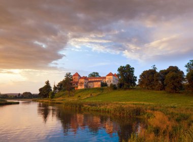 Yaz akşam görünümü svirzh Kalesi (lviv oblast, Ukrayna, xv-XVIII inci yüzyılda inşa edilmiş..)