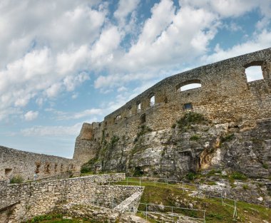 Doğu Slovakya'daki Spis Kalesi (veya Spissky hrad) kalıntıları. 12. yüzyılda inşa edilmiş.