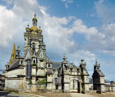 Kilise ve kiliseye giriş yakın. 16-17 yüzyıl asır. Saint-Thegonnec, Brittany, Fransa. Bahar görünümü.