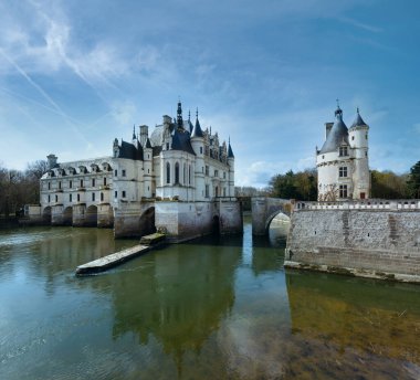 Cher Nehri 'ndeki Chenonceau Kalesi (Fransa). 1514-1522 'de inşa edilmiş. Nehir üzerindeki köprü, mimar Philibert de Orme ve galeri (1570-1576) tarafından Jean Bullant 'ın tasarımları için inşa edilmiştir..