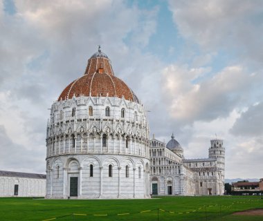 Piazza dei Miracoli (Aziz John Baptistery Baptistry: (build 1152-1363), Pisa Katedrali (build 1063-XIII) ve Leaning Tower of Pisa (build 1173-1360)). Tüm insanlar tanınmaz.