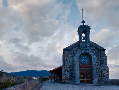 Doniene Gaztelugatxeko hermitage Gaztelugatxe ada üstüne. Biskay, Bask Bölgesi (İspanya). 10 yüzyıla tarihlerinin.