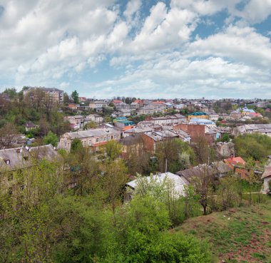 Panoramik bahar bakış Bucaş Town (Ternopil Oblast, Ukrayna).
