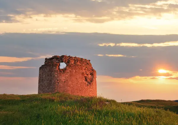 古代克里米亚堡垒 近塞瓦斯托波尔镇 克里米亚 乌克兰的夏天日落美景 — 图库照片