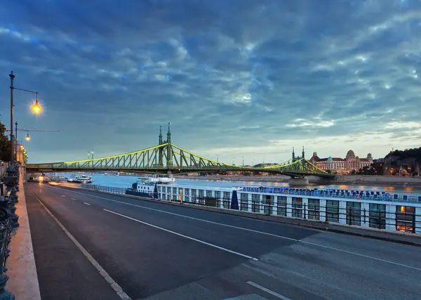 布达佩斯夜景 长时间的曝光 匈牙利的地标 自由桥和盖勒特宫酒店 所有的人民和船舶不可识别 免版税图库图片