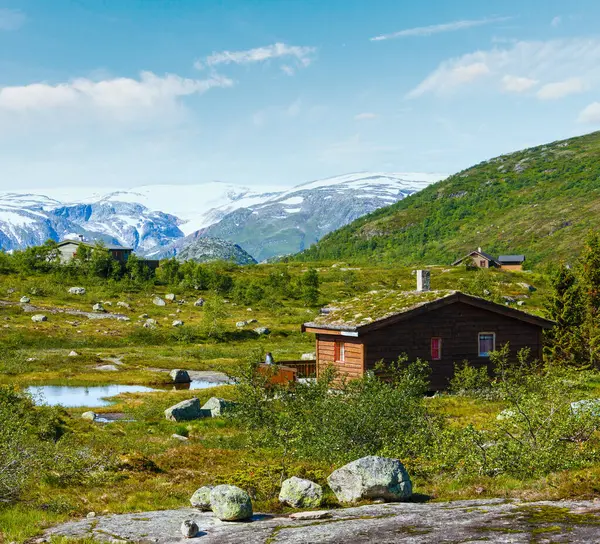 夏の木造住宅 ノルウェーと山の風景 ストックフォト