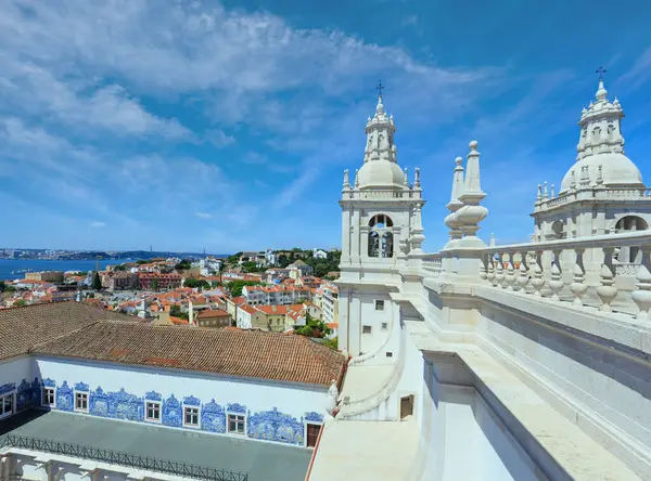 屋顶与白色钟塔在蓝蓝的天空背景上 修道院的圣文森城墙外的或教会 德圣维森德论坛在里斯本 葡萄牙 免版税图库图片