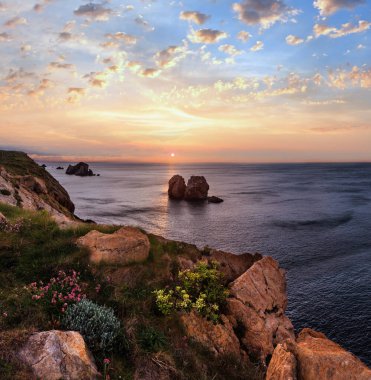 Gün batımı çiçek açması Atlantik Okyanusu güzel kıyı şeridi manzara (Arnia Beach, Biskaya,: Cantabria, Spain). İki tane dikiş görüntü.