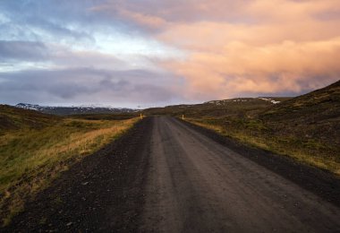 Batı İzlanda Highlands, Snaefellsnes yarımadası, Snaefellsjokull Ulusal Parkı 'ndaki otomobil gezisine bakın. Dağlarla, kraterlerle, göllerle, çakıl yollarıyla muhteşem volkanik tundra manzarası.