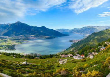 Alp Como Gölü yaz görünümünden dağın tepesinde (İtalya)