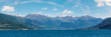 Como Gölü (İtalya) yaz manzarası. Panorama.