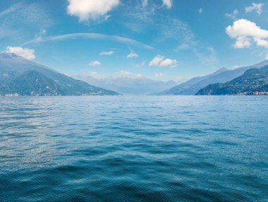 como Gölü (İtalya) yaz sahil puslu görünümünden gemi.