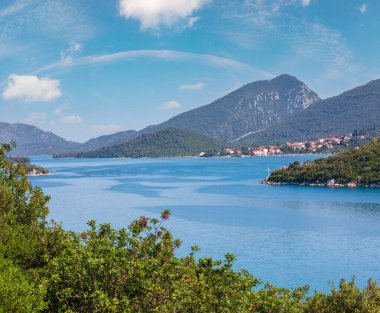 Puslu yaz Adriyatik Denizi Adaları ufukta, Hırvatistan ile.