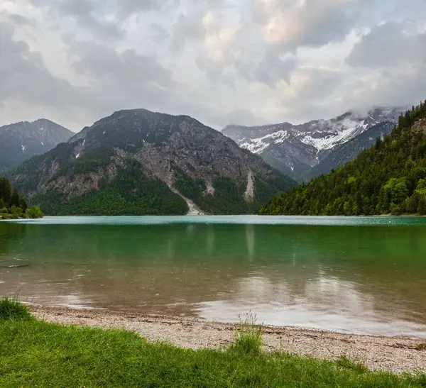 Plansee alp dağ Gölü yaz bulutlu gün görünümü, Tyrol, Avusturya.