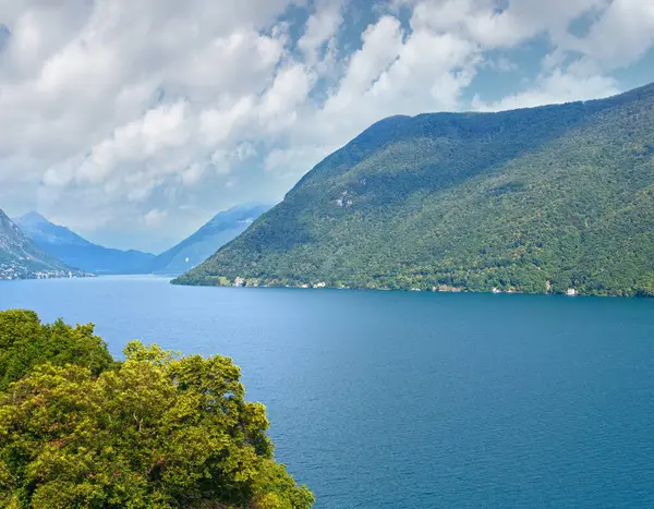 Güney İsviçre ve Kuzey İtalya arasındaki sınırda Lugano Gölü