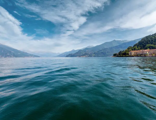 船のボードからコモ湖 イタリア 夏海岸ヘイジー ビュー ロイヤリティフリーのストック画像