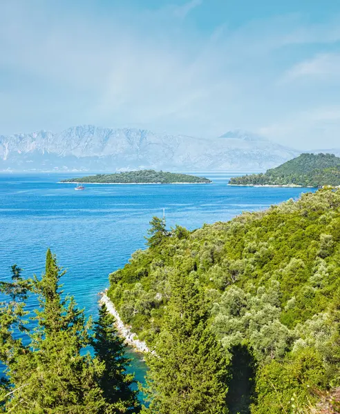 美しい散歩道夏レフカダ海岸線風景 Nydri ギリシャのイオニア海 ストック画像