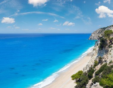 güzel yaz beyaz egremni plaj İyon Denizi (lefkada, Yunanistan) yaz görünümünde yakın kaya