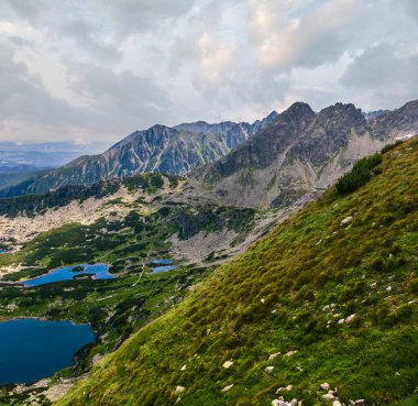 Buzul gölleri grubuna Tatra Mountain, Polonya, görünümden Kasprowy Wierch aralığı.