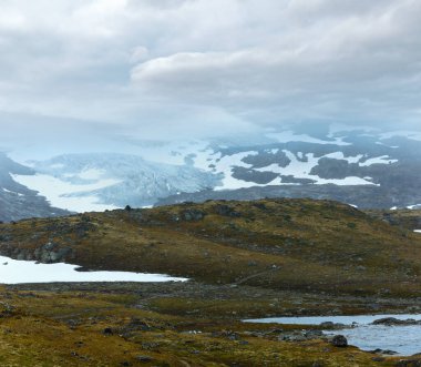 Göl ve kar ile yoğun sis ve yaz dağ manzara (Norveç, çok uzak olmayan Nigardsbreen buzul).