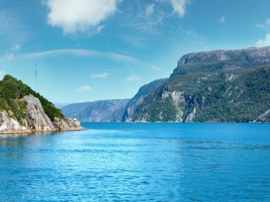 Fjord yaz puslu görünümünden feribot (boknafjord, Norveç)