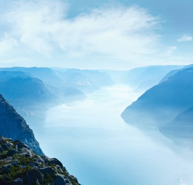 yaz sabahı puslu preikestolen büyük uçurum üstten (Norveç, lysefjorden görüntüleme)