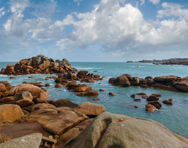 Ploumanach coast bahar bakış (perros-guirec, brittany, Fransa). pembe granit sahil.