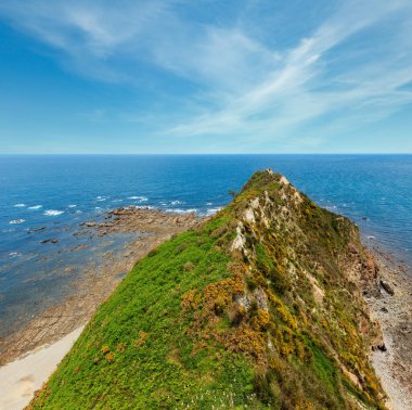 Atlantik Okyanusu (Biskay Körfezi) sahil peyzaj yaz. Ermita de La Regalina, Cadavedo, Asturias, İspanya.