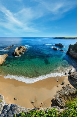 Sandy Mexota beach (İspanya). Atlantik Okyanusu kıyı şeridi manzara. İki tane dikiş görüntü.