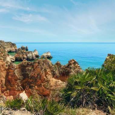 Yaz Atlantik kayalık sahil şeridi Üstten Görünüm (Portimao, Alvor, Algarve, Portekiz).